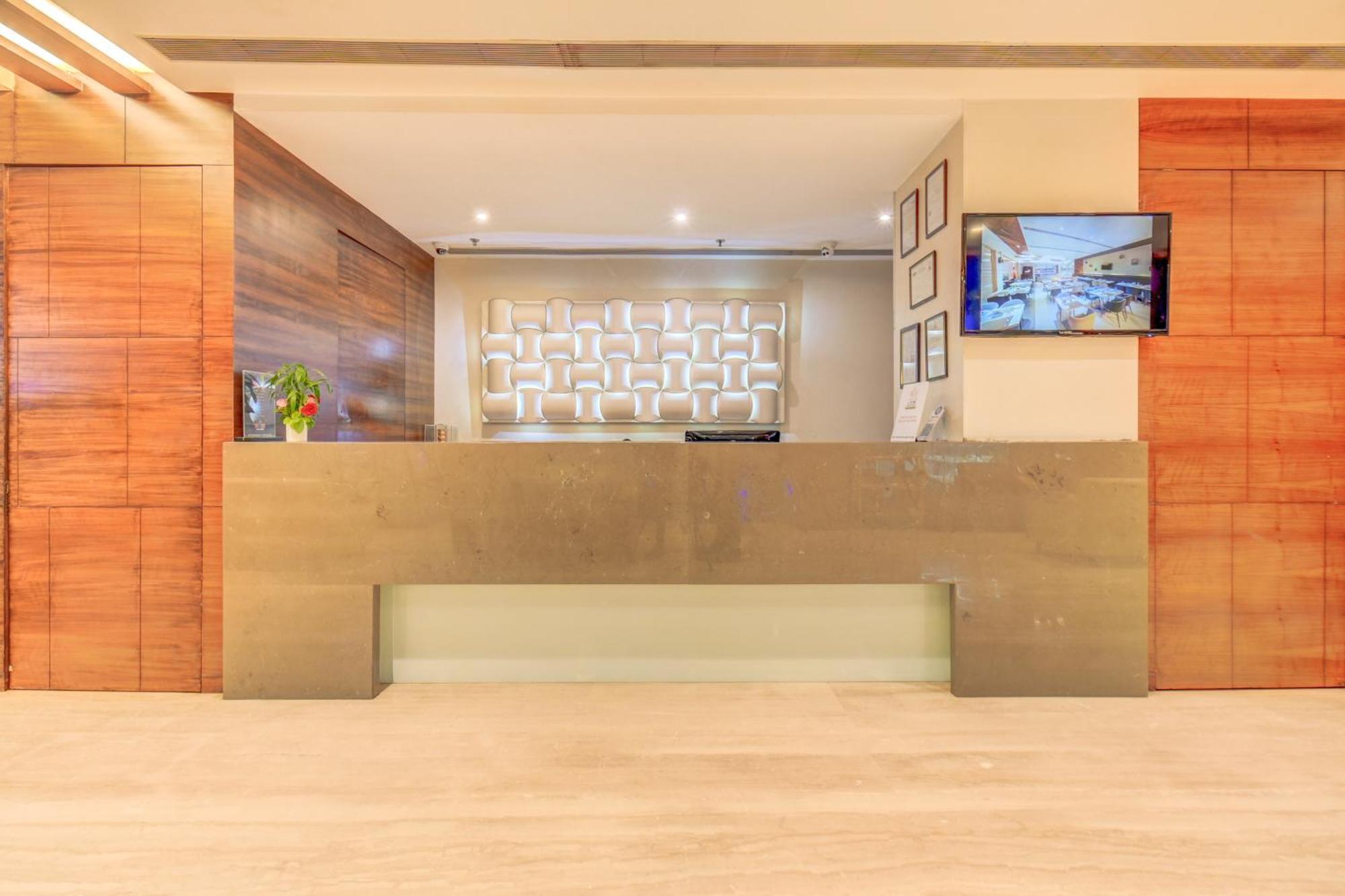 The Ssk Solitaire Hotel & Banquets Нашик Екстериор снимка