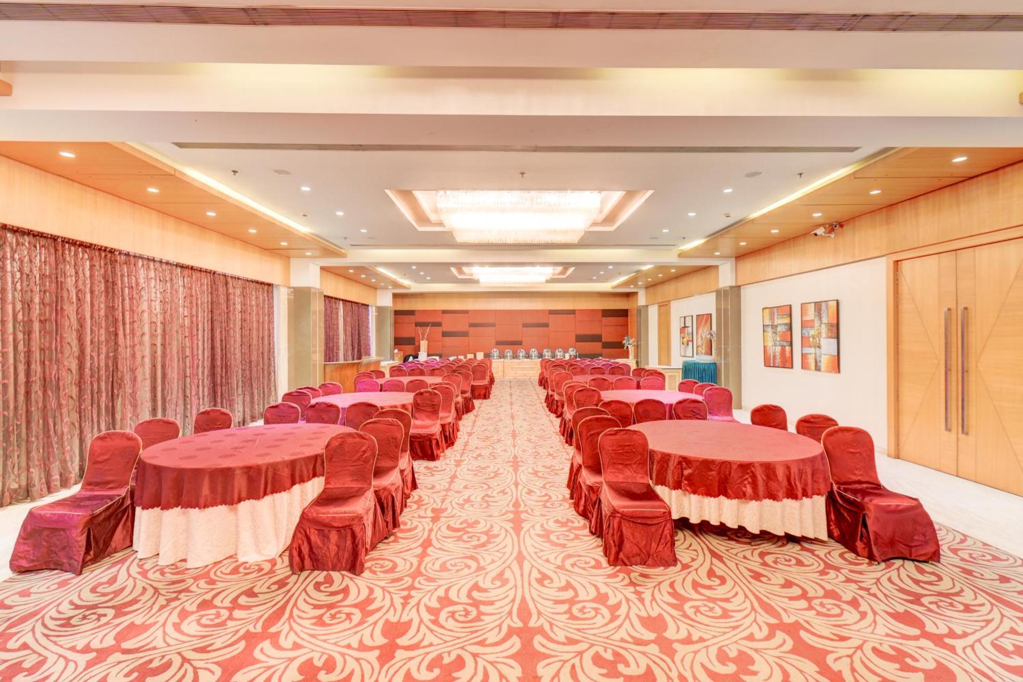 The Ssk Solitaire Hotel & Banquets Нашик Екстериор снимка