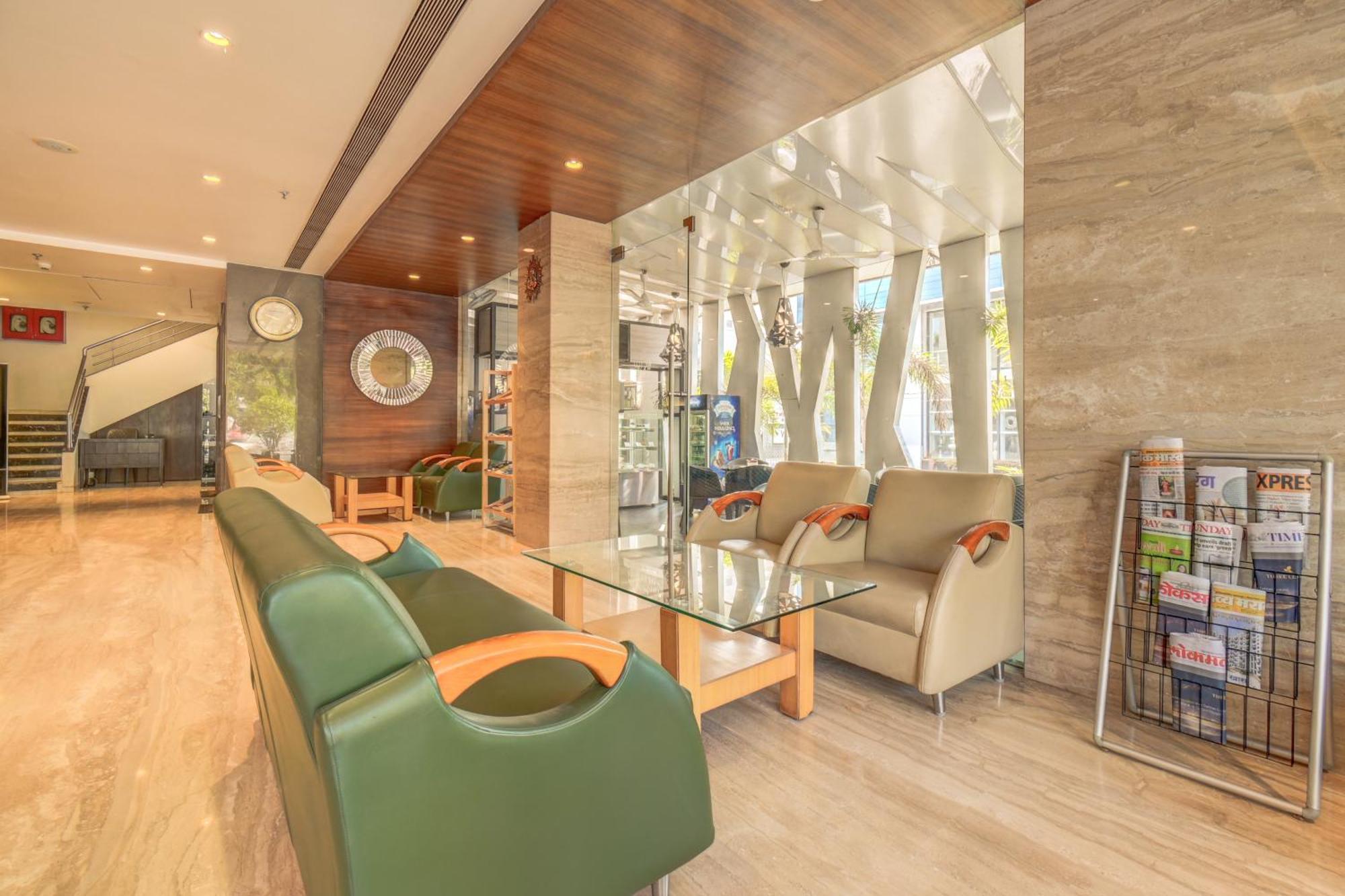The Ssk Solitaire Hotel & Banquets Нашик Екстериор снимка
