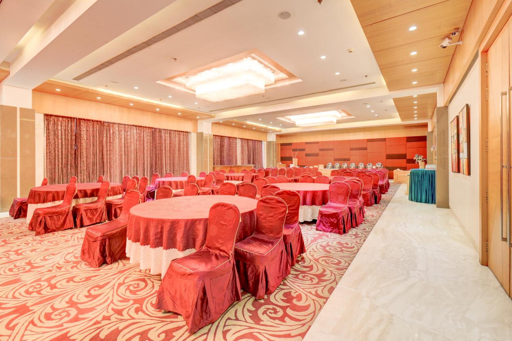 The Ssk Solitaire Hotel & Banquets Нашик Екстериор снимка