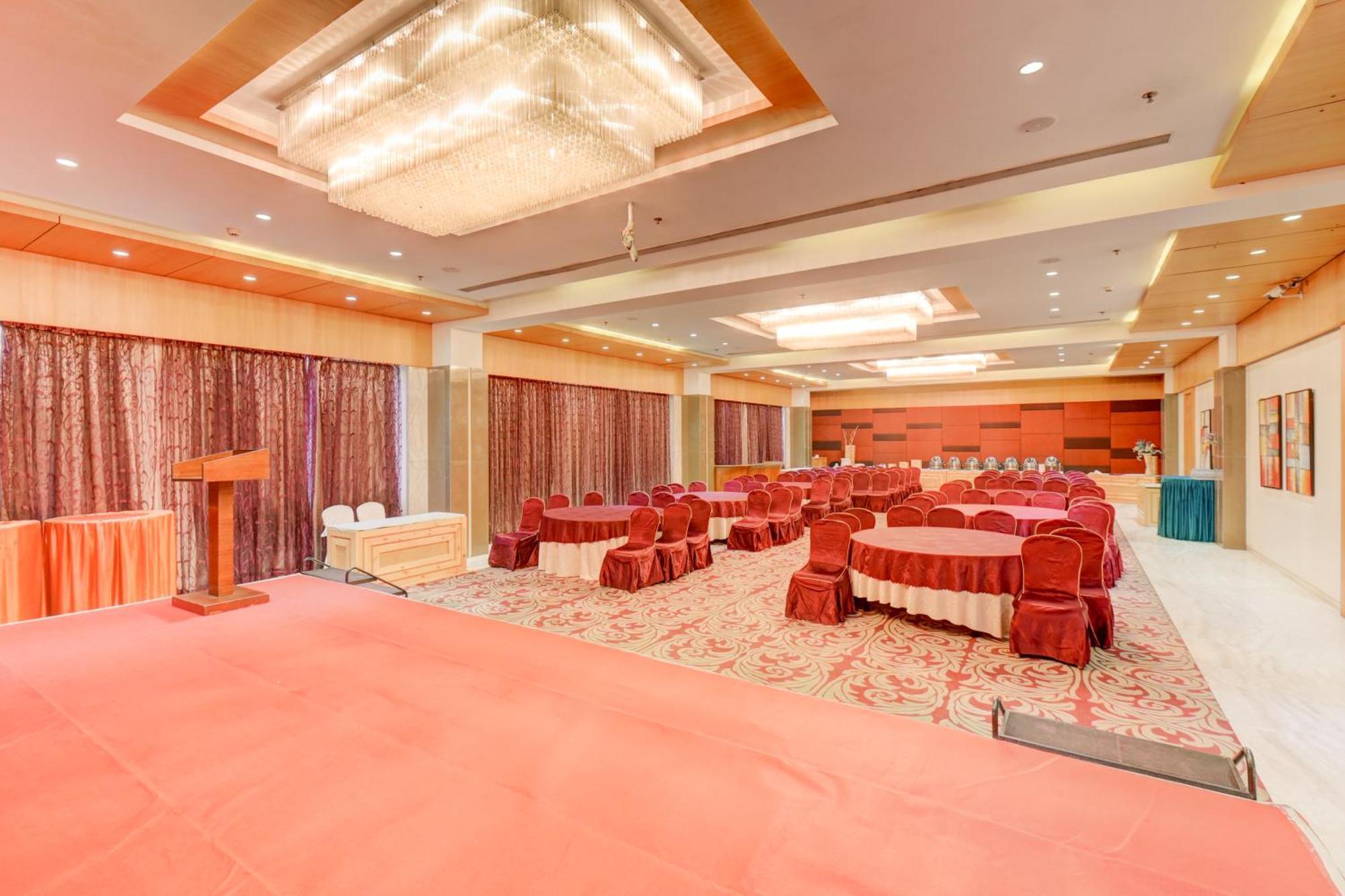 The Ssk Solitaire Hotel & Banquets Нашик Екстериор снимка