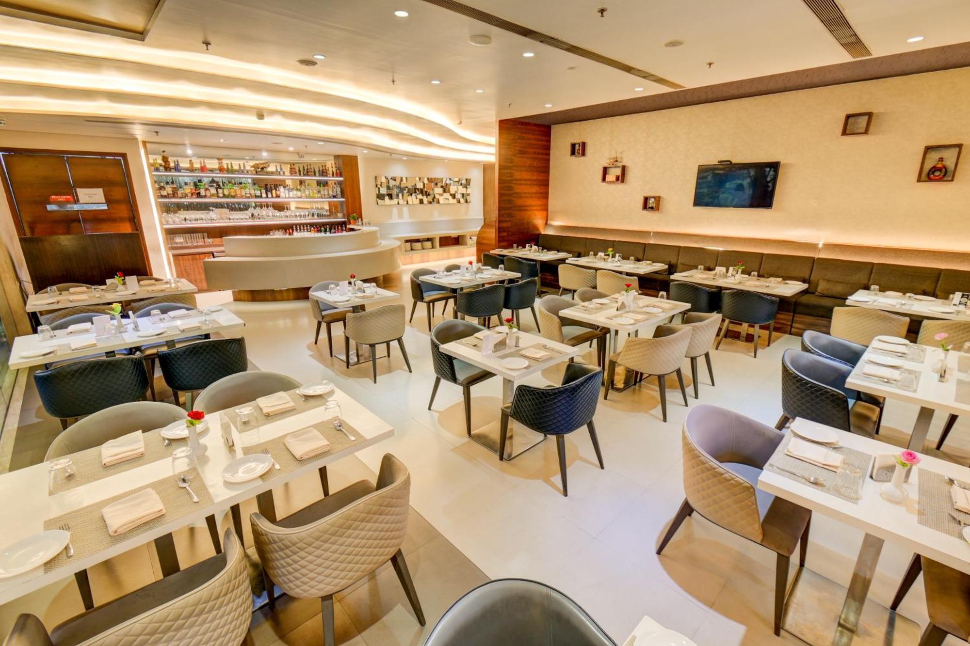The Ssk Solitaire Hotel & Banquets Нашик Екстериор снимка