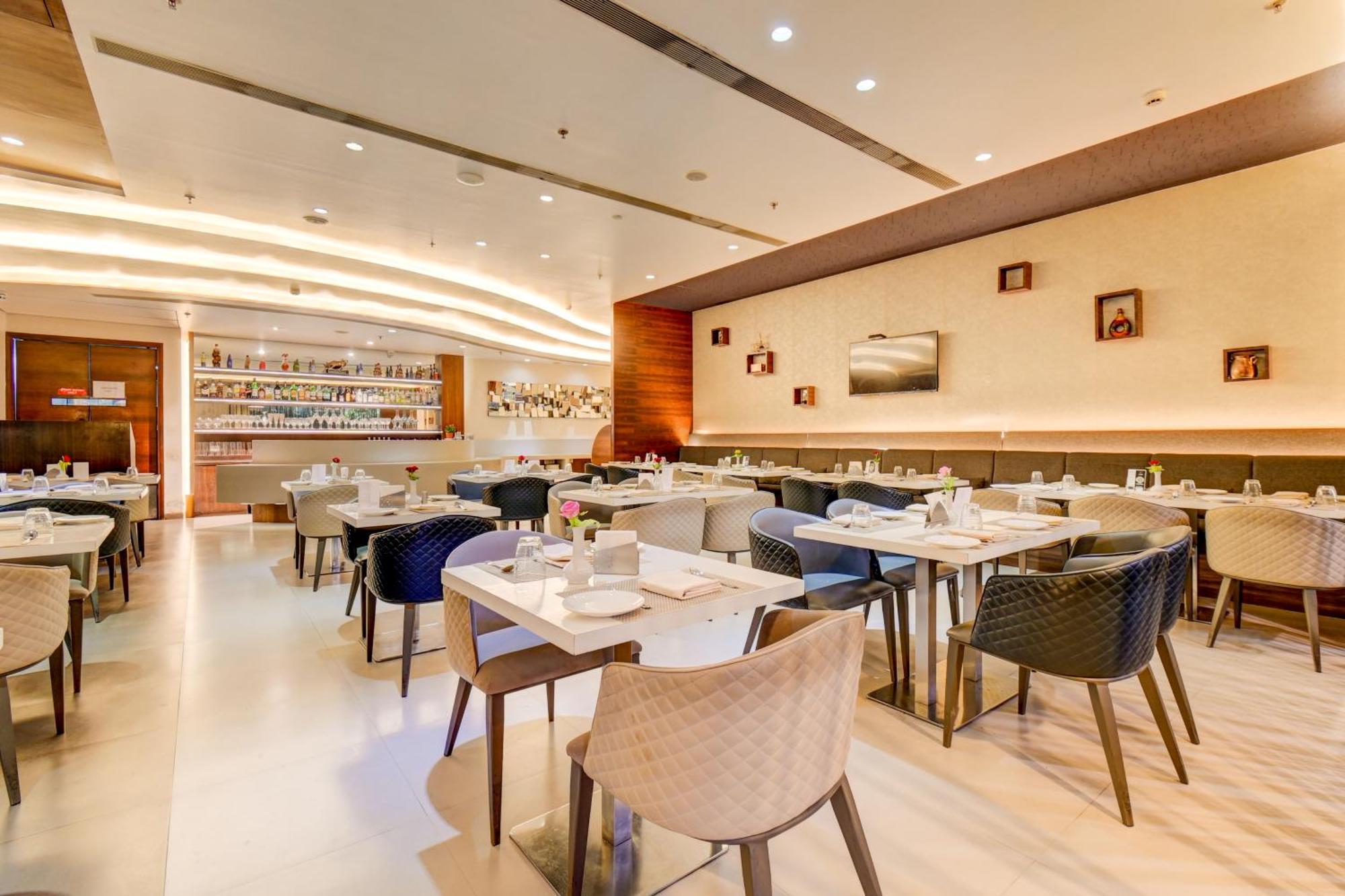 The Ssk Solitaire Hotel & Banquets Нашик Екстериор снимка