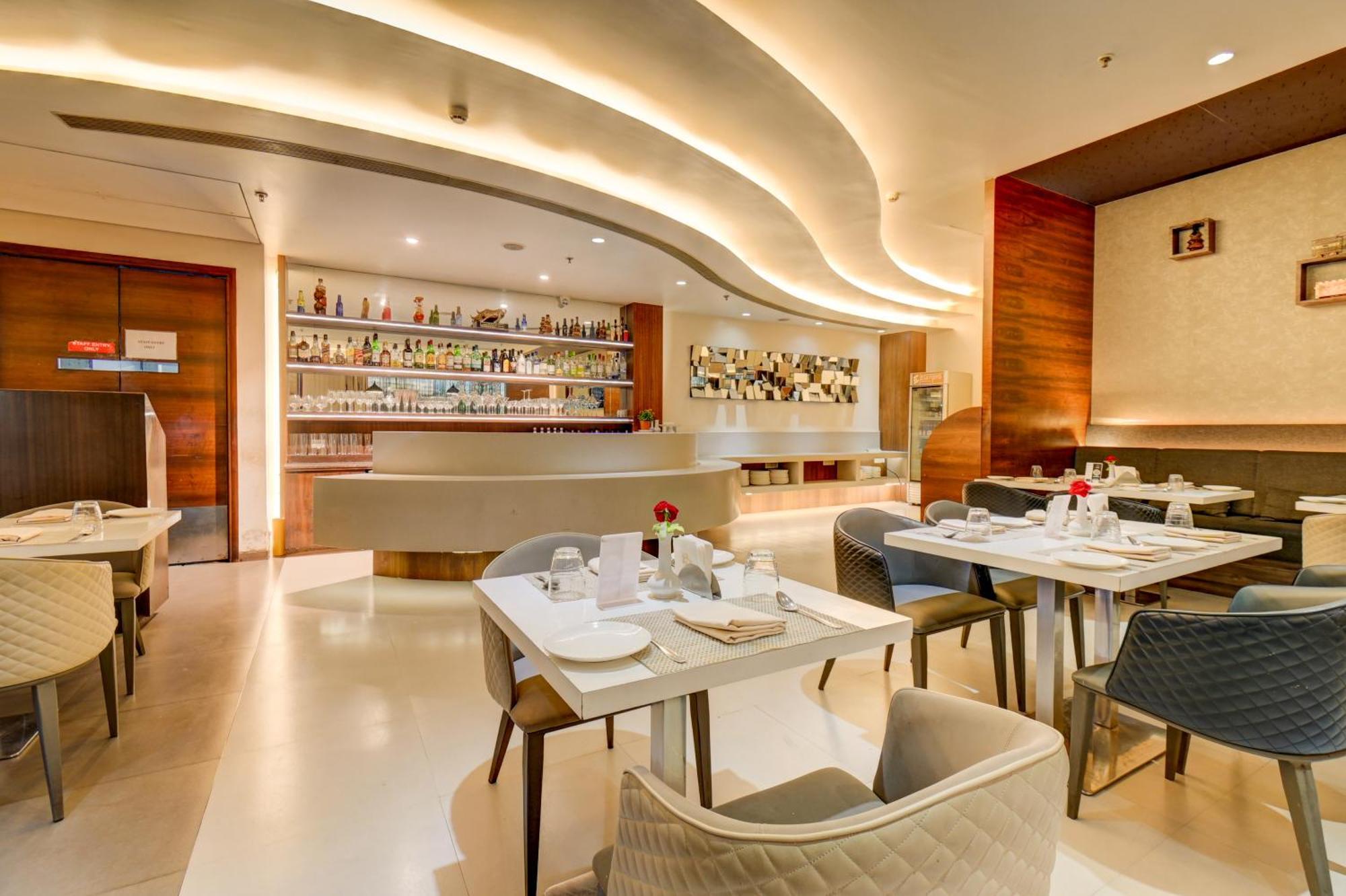 The Ssk Solitaire Hotel & Banquets Нашик Екстериор снимка