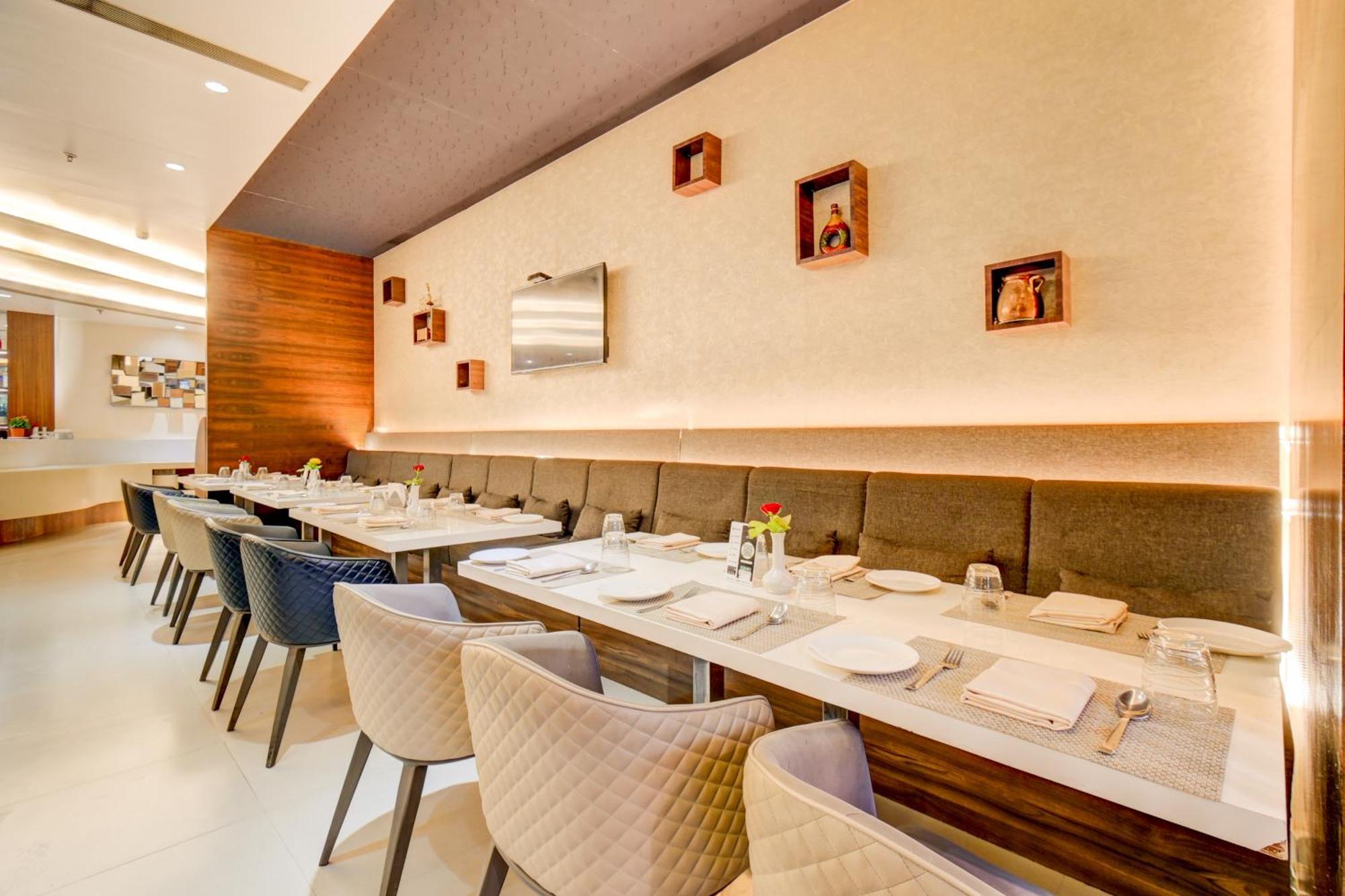 The Ssk Solitaire Hotel & Banquets Нашик Екстериор снимка
