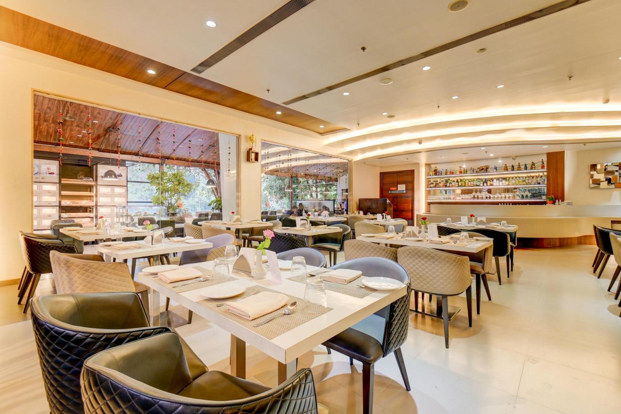 The Ssk Solitaire Hotel & Banquets Нашик Екстериор снимка