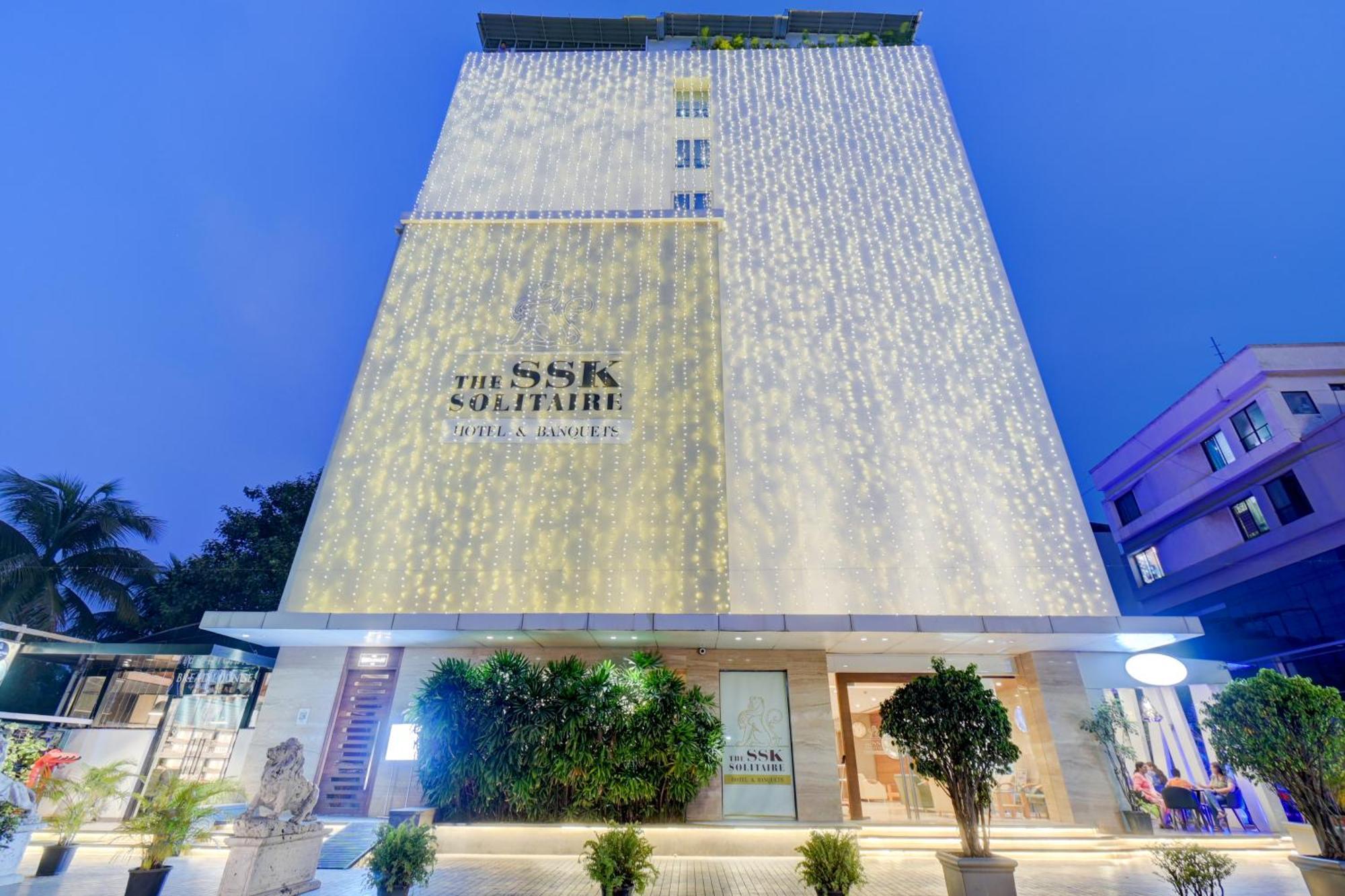 The Ssk Solitaire Hotel & Banquets Нашик Екстериор снимка