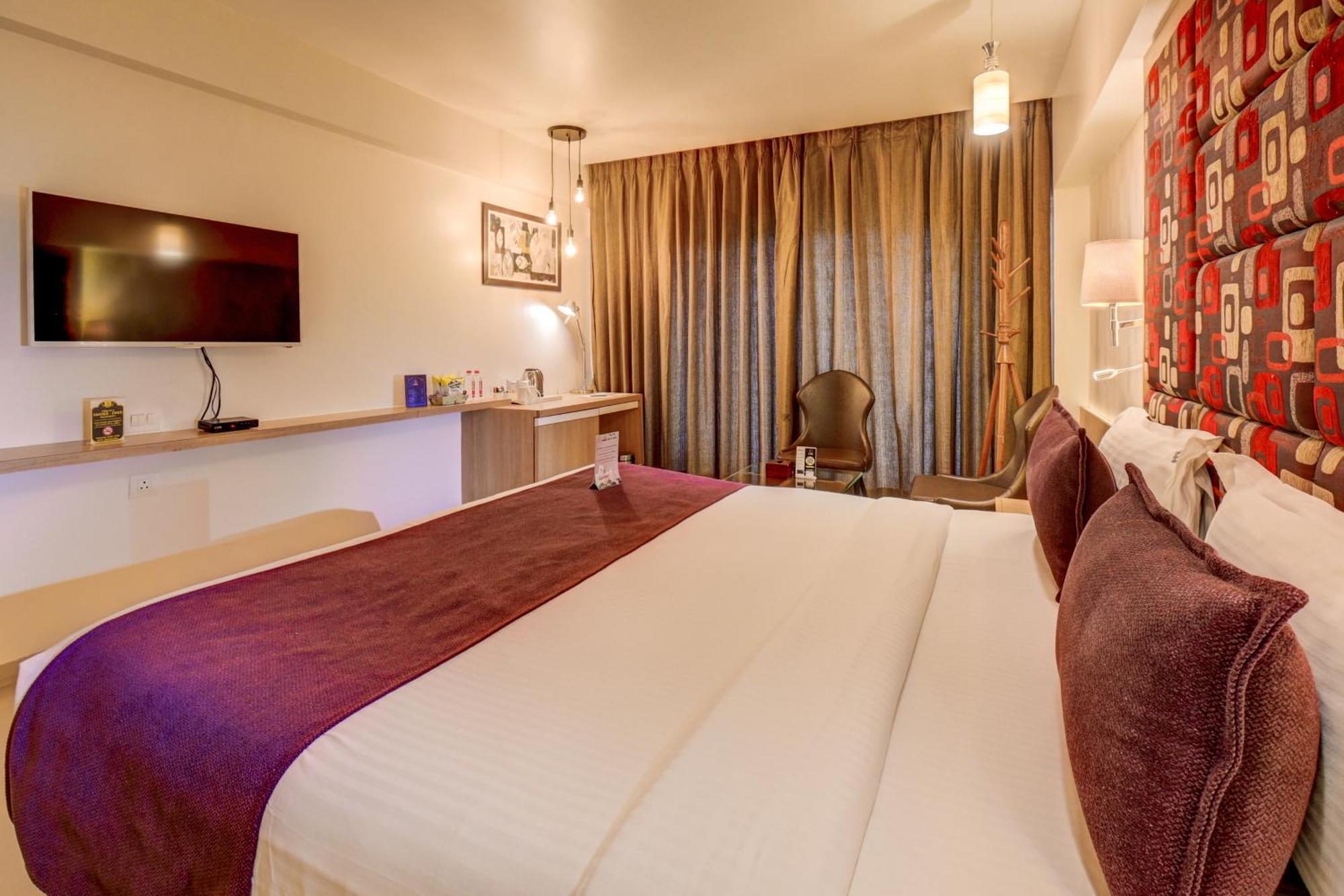 The Ssk Solitaire Hotel & Banquets Нашик Екстериор снимка
