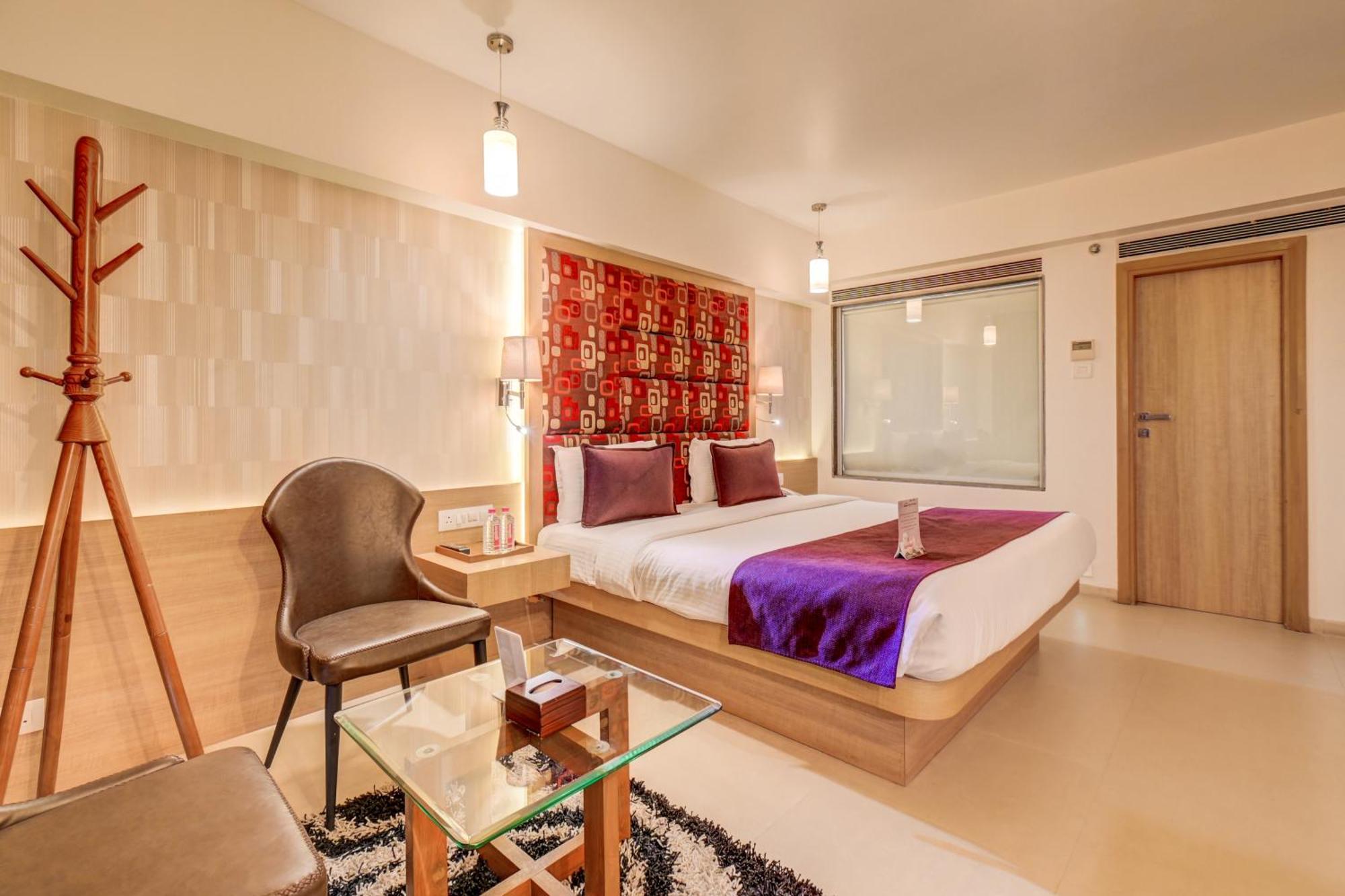The Ssk Solitaire Hotel & Banquets Нашик Екстериор снимка
