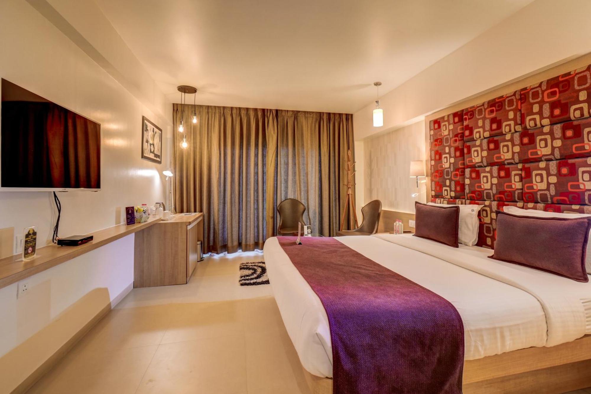 The Ssk Solitaire Hotel & Banquets Нашик Екстериор снимка