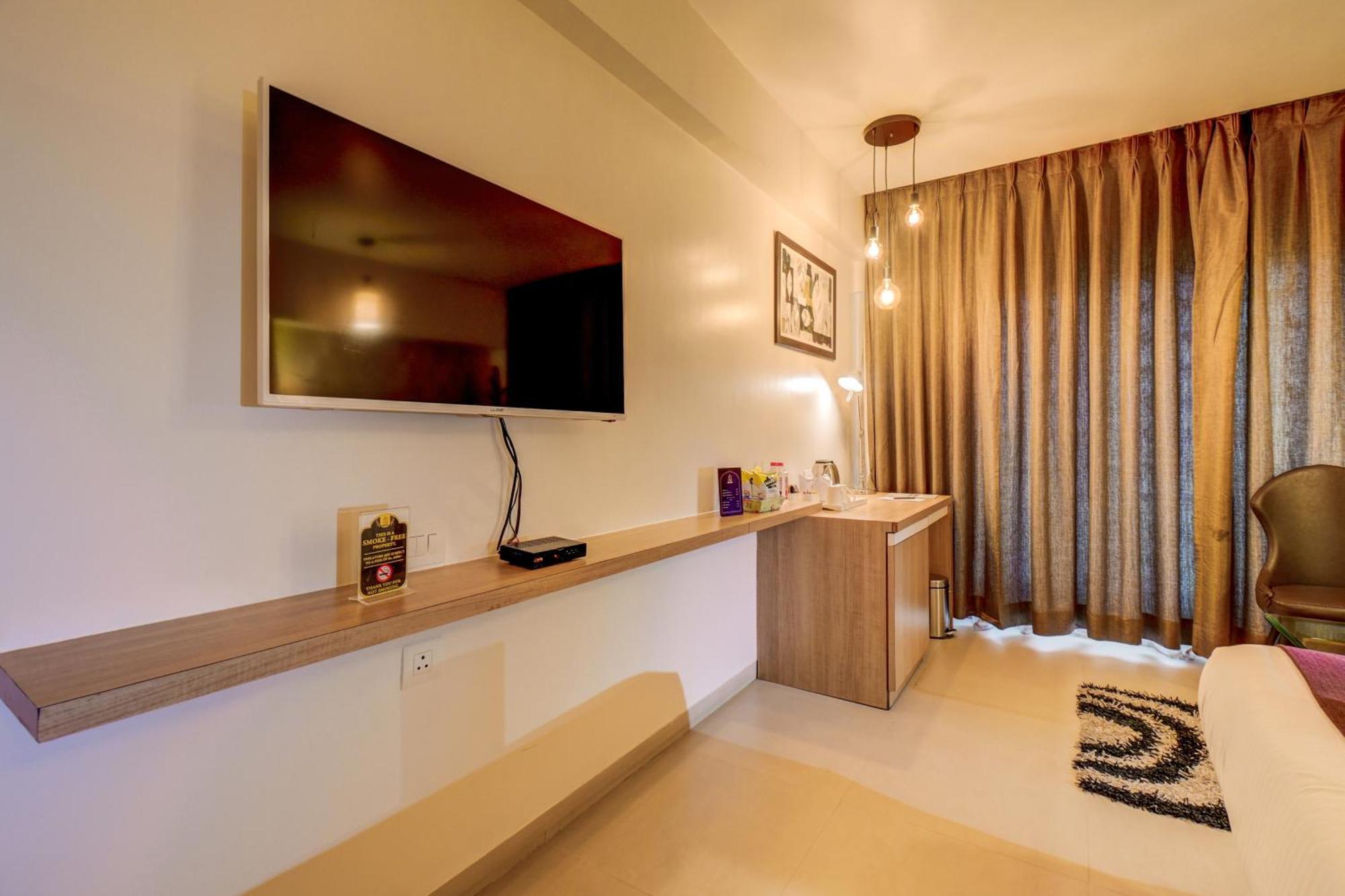 The Ssk Solitaire Hotel & Banquets Нашик Екстериор снимка