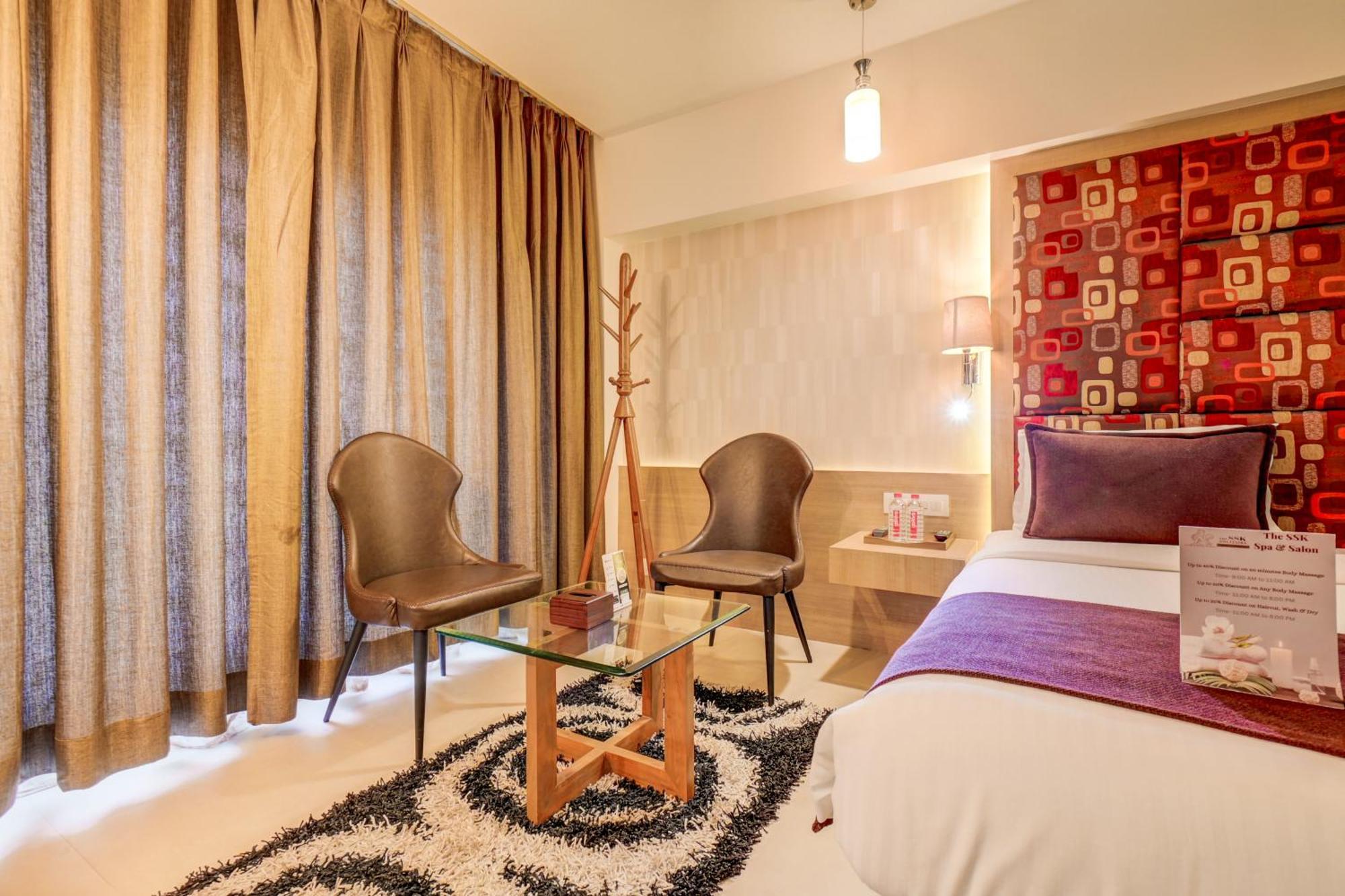 The Ssk Solitaire Hotel & Banquets Нашик Екстериор снимка