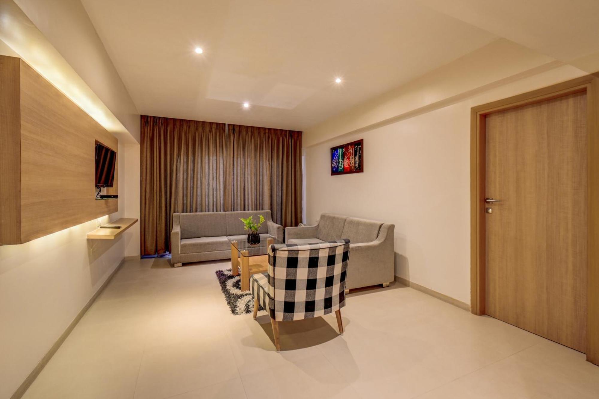 The Ssk Solitaire Hotel & Banquets Нашик Екстериор снимка