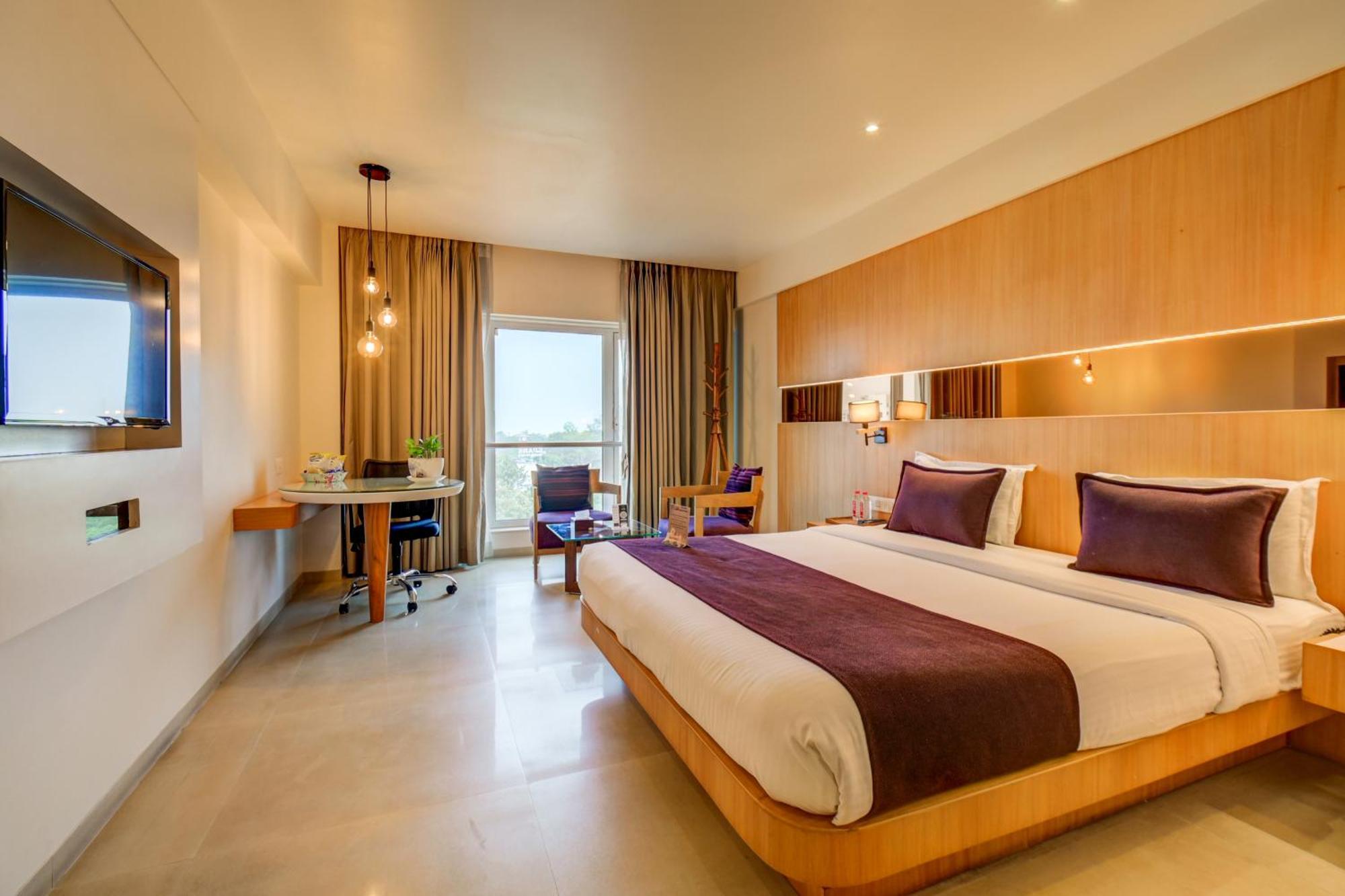 The Ssk Solitaire Hotel & Banquets Нашик Екстериор снимка
