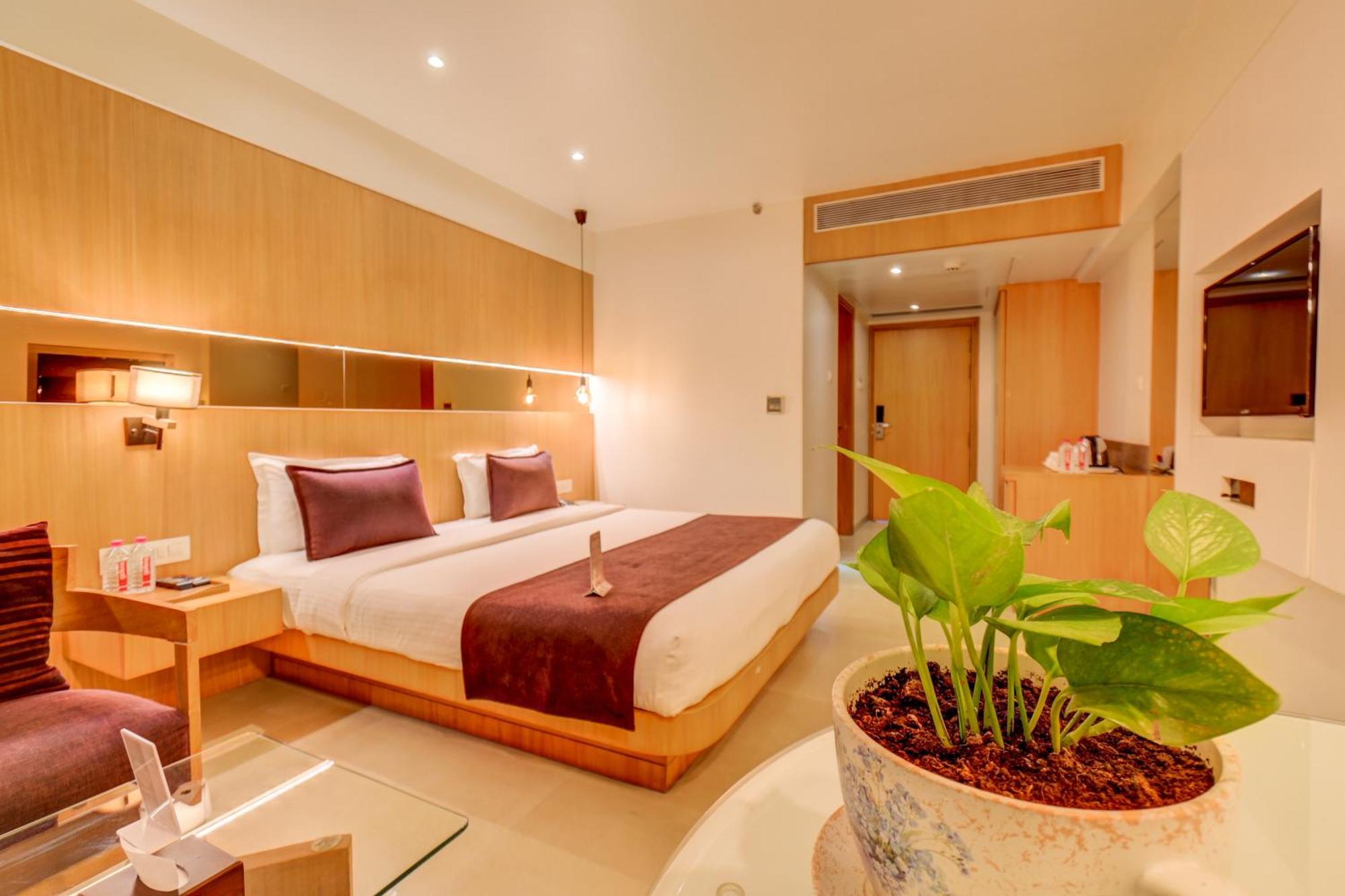 The Ssk Solitaire Hotel & Banquets Нашик Екстериор снимка