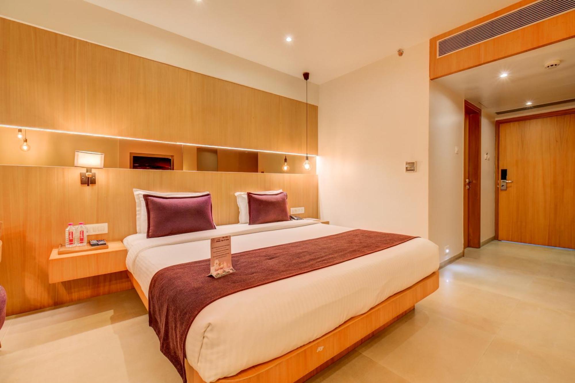 The Ssk Solitaire Hotel & Banquets Нашик Екстериор снимка