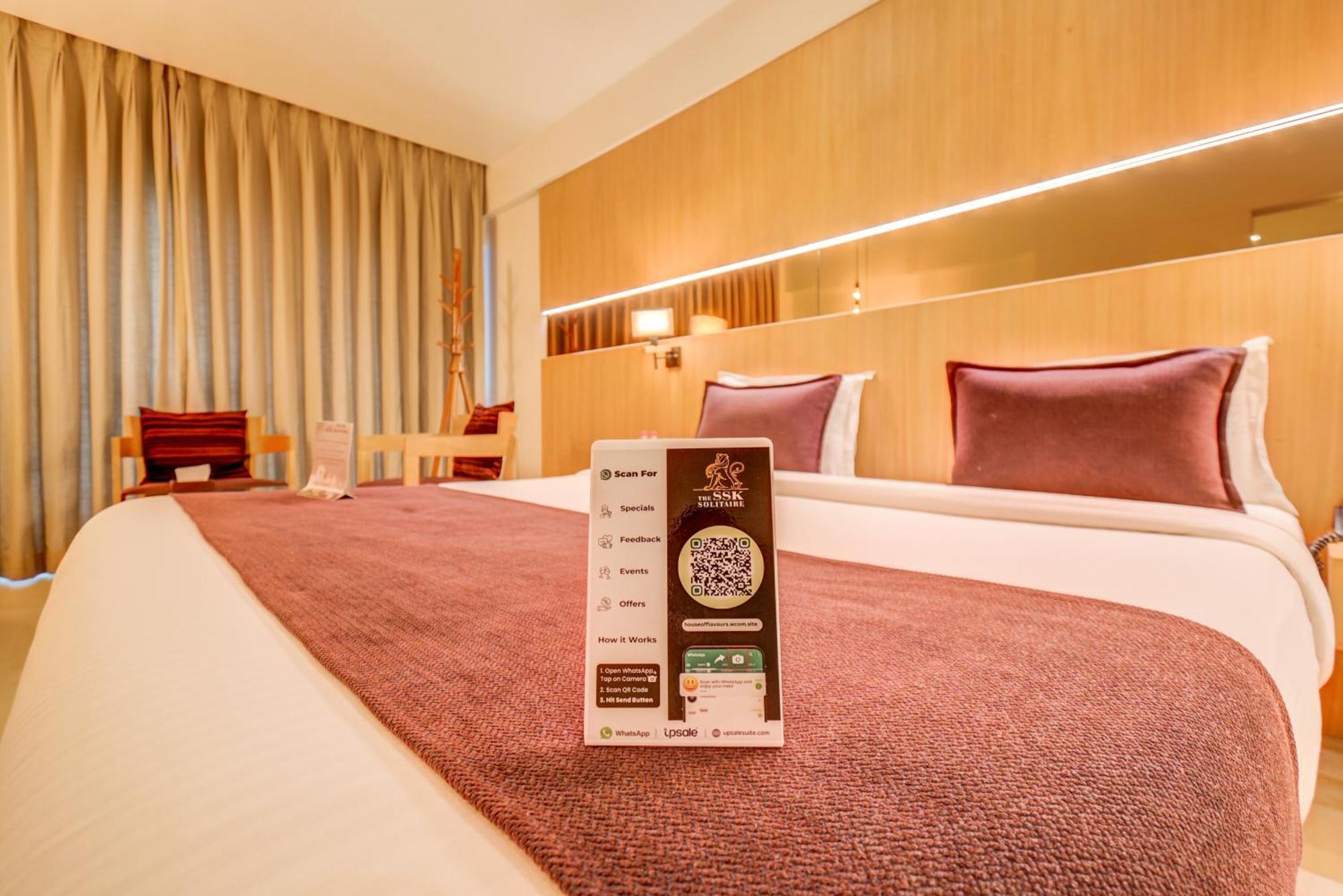 The Ssk Solitaire Hotel & Banquets Нашик Екстериор снимка