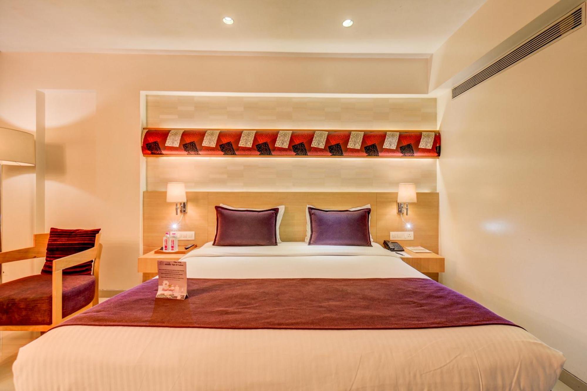 The Ssk Solitaire Hotel & Banquets Нашик Екстериор снимка