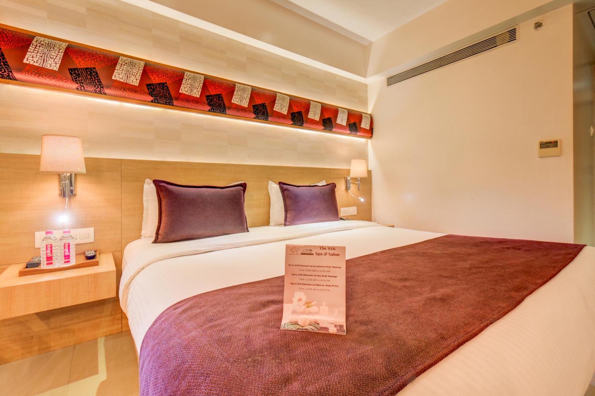 The Ssk Solitaire Hotel & Banquets Нашик Екстериор снимка