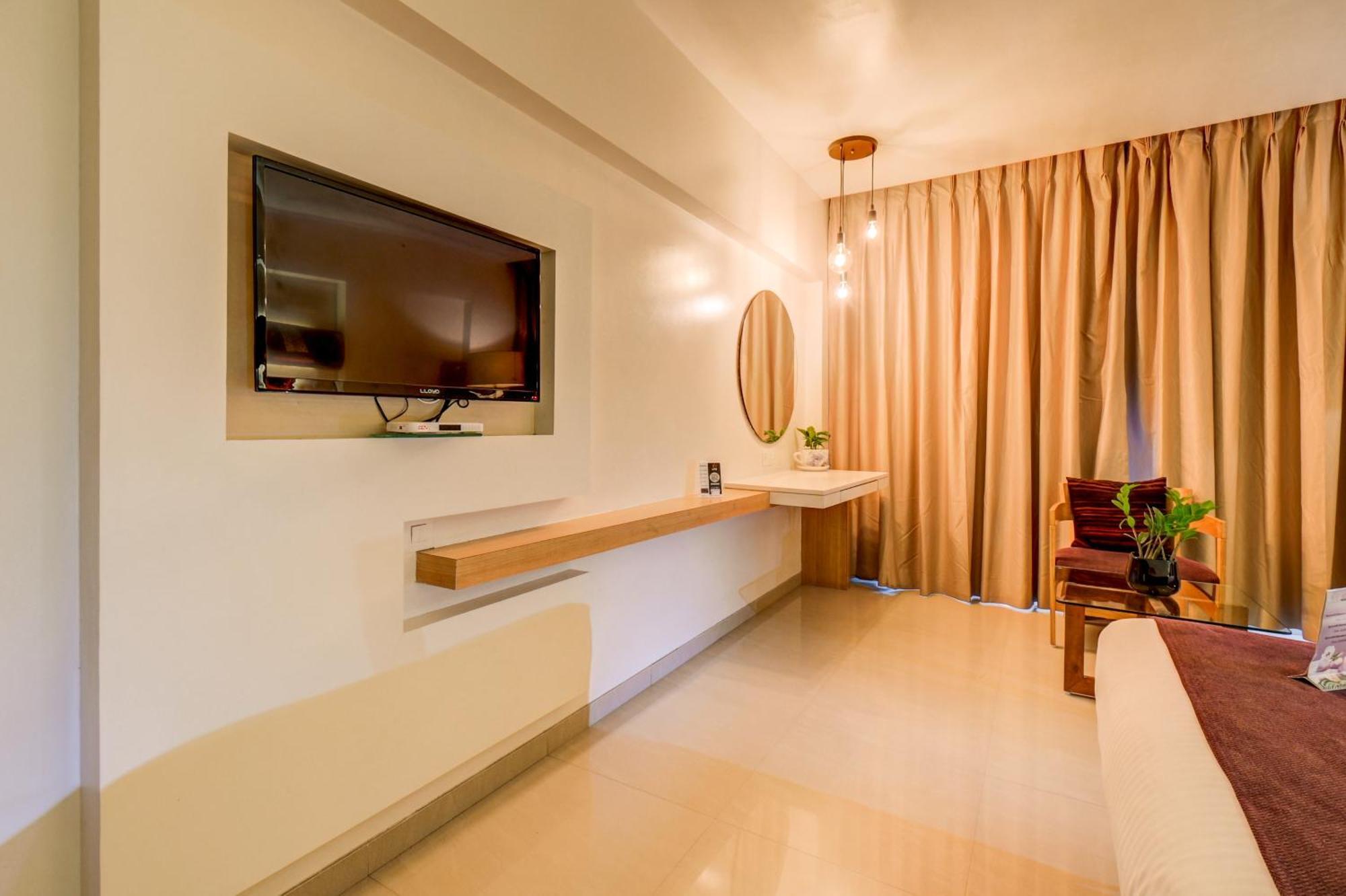 The Ssk Solitaire Hotel & Banquets Нашик Екстериор снимка