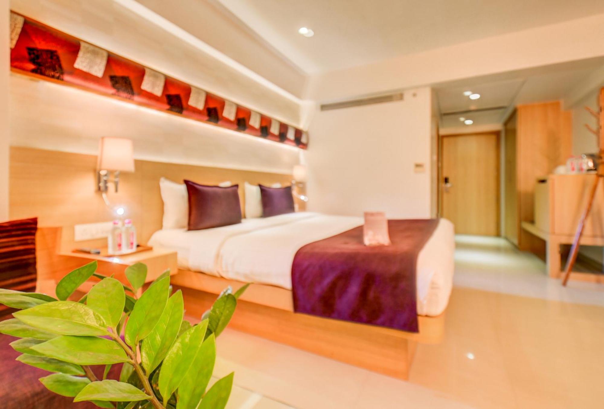 The Ssk Solitaire Hotel & Banquets Нашик Екстериор снимка