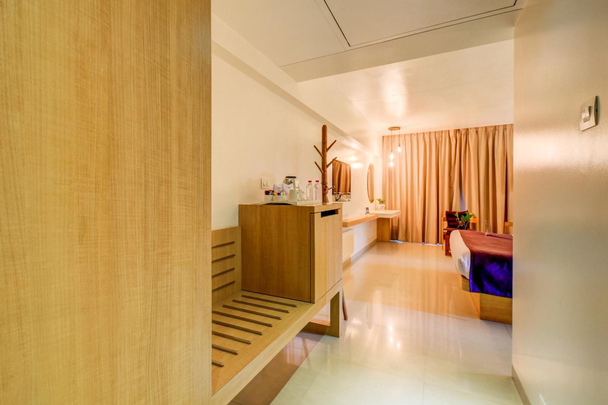 The Ssk Solitaire Hotel & Banquets Нашик Екстериор снимка