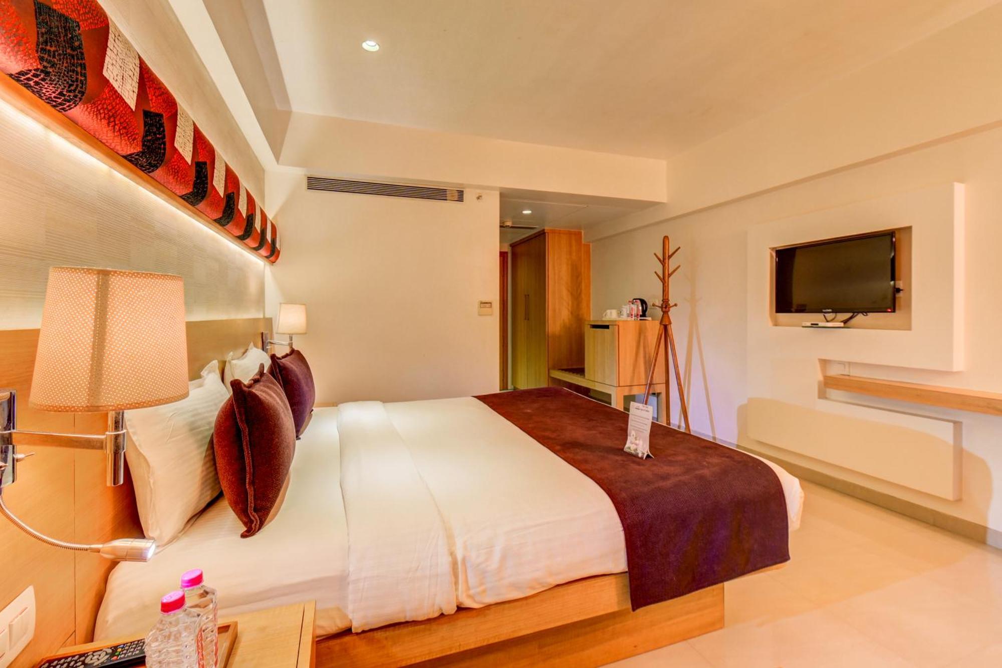 The Ssk Solitaire Hotel & Banquets Нашик Екстериор снимка
