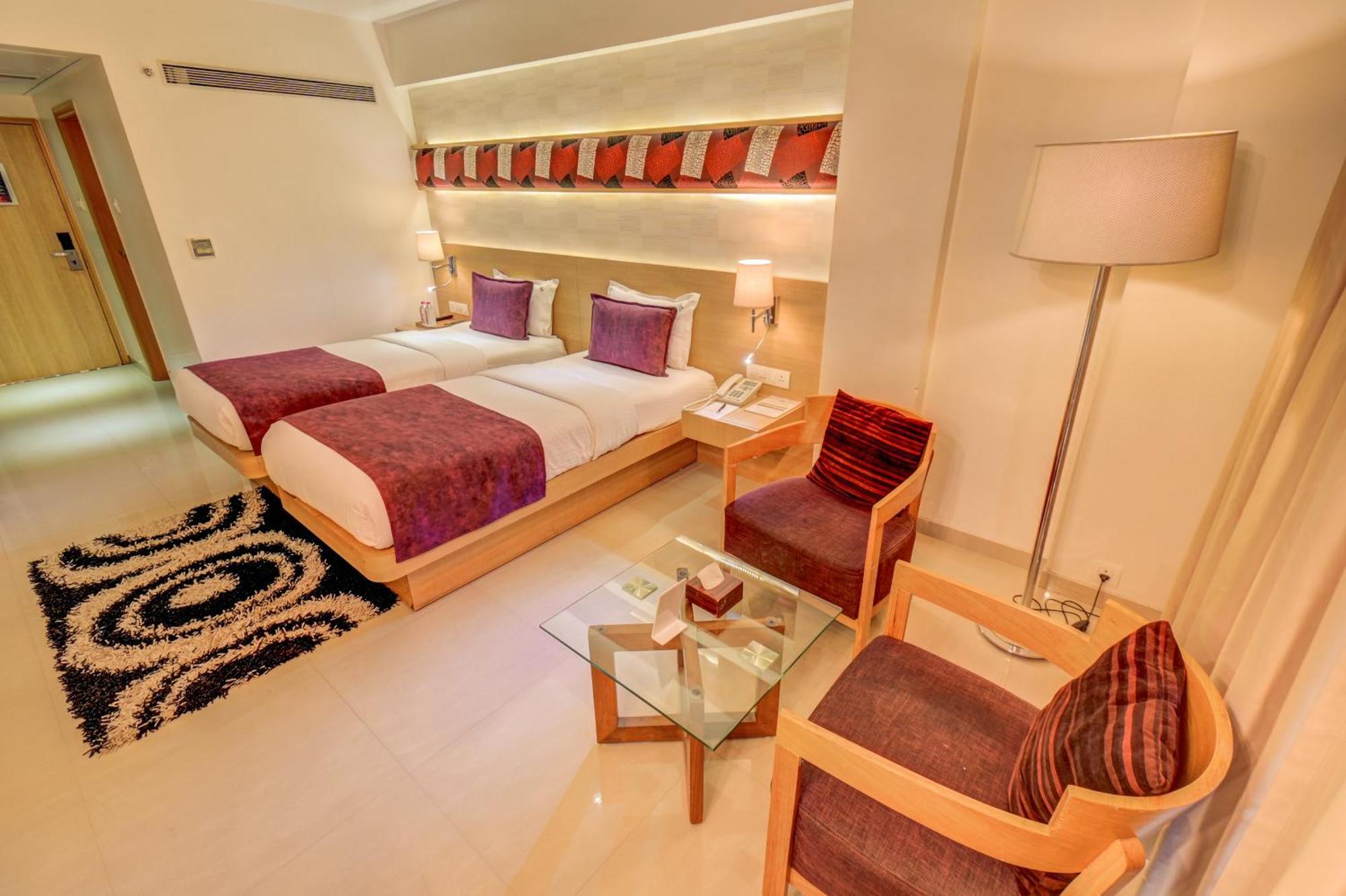 The Ssk Solitaire Hotel & Banquets Нашик Екстериор снимка