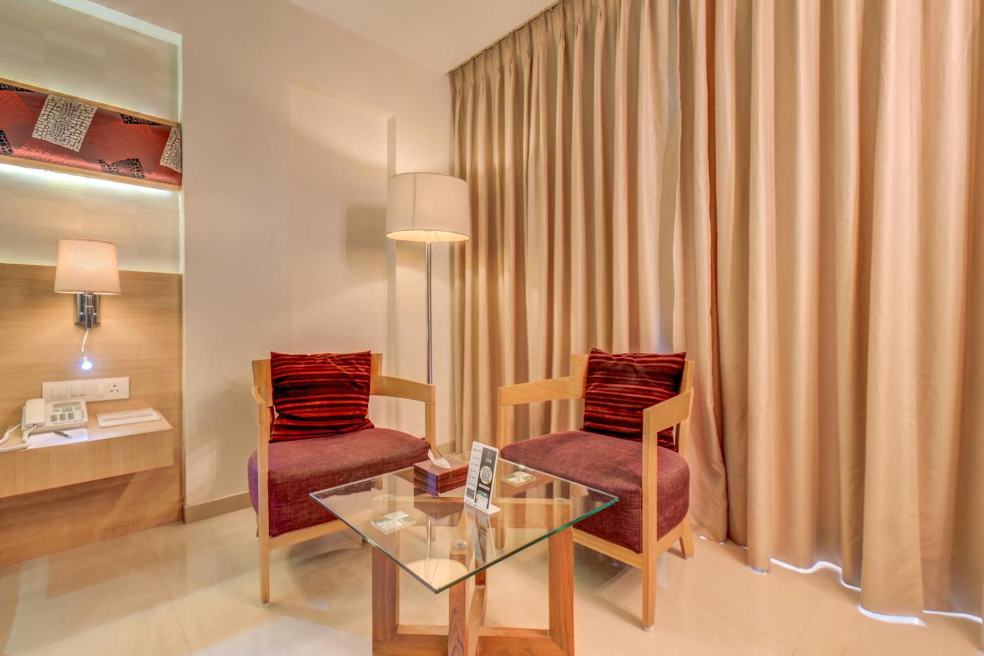 The Ssk Solitaire Hotel & Banquets Нашик Екстериор снимка