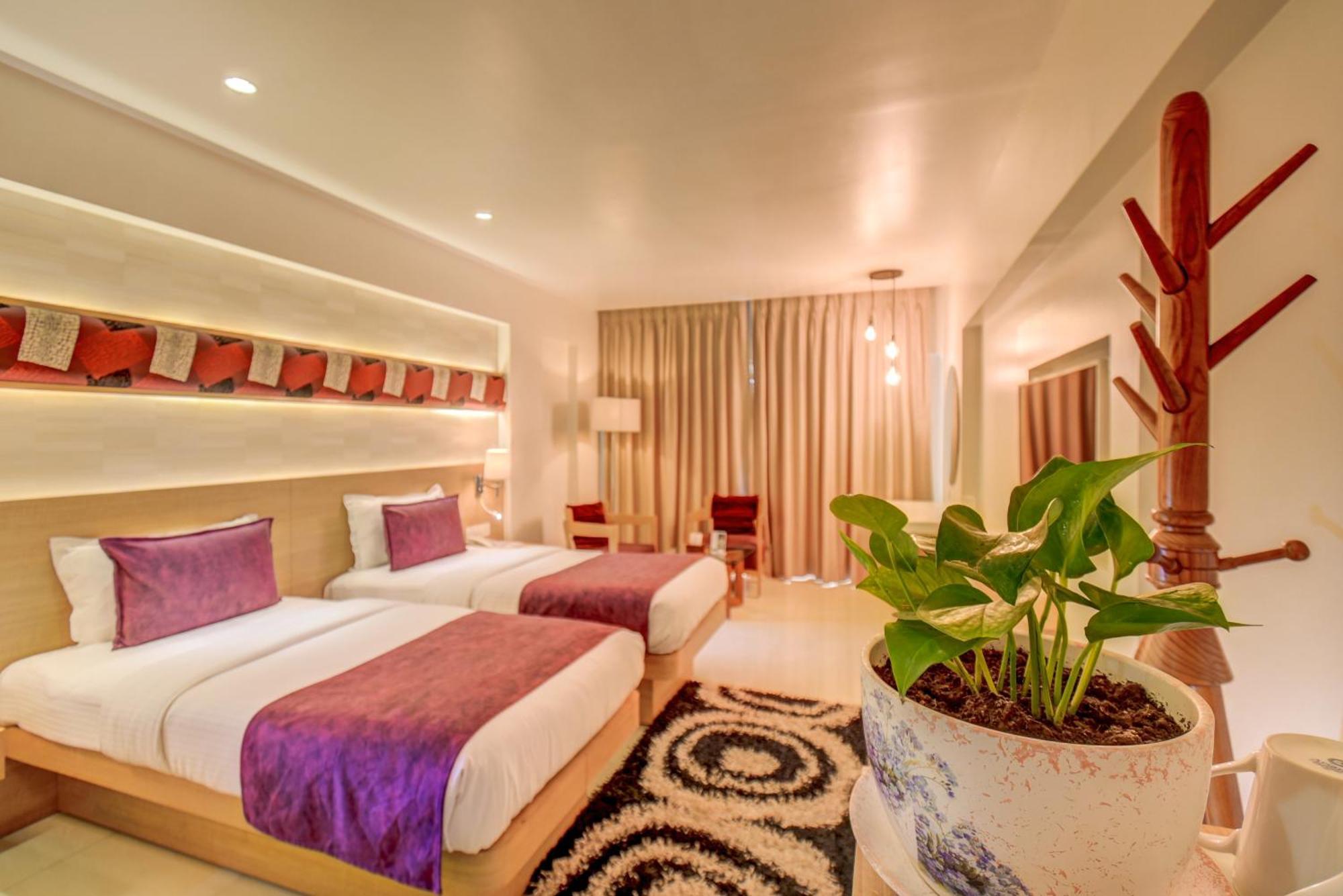 The Ssk Solitaire Hotel & Banquets Нашик Екстериор снимка