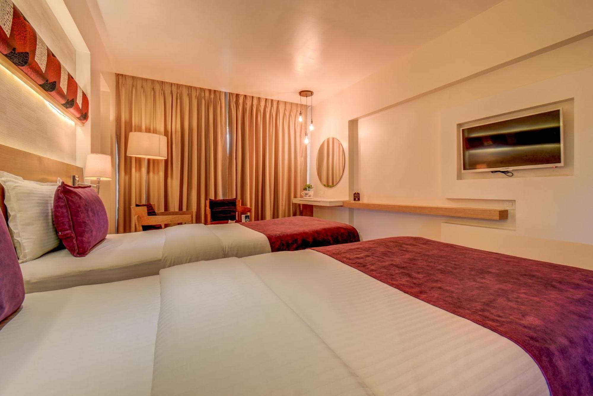 The Ssk Solitaire Hotel & Banquets Нашик Екстериор снимка