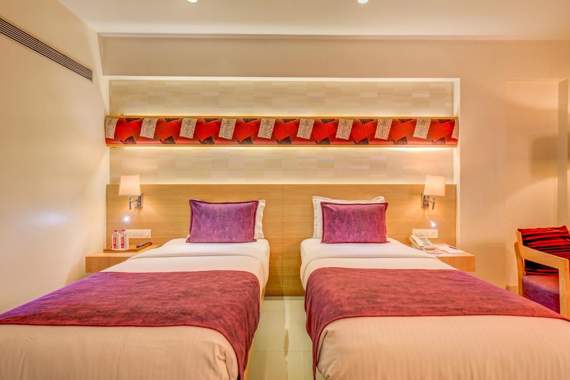 The Ssk Solitaire Hotel & Banquets Нашик Екстериор снимка
