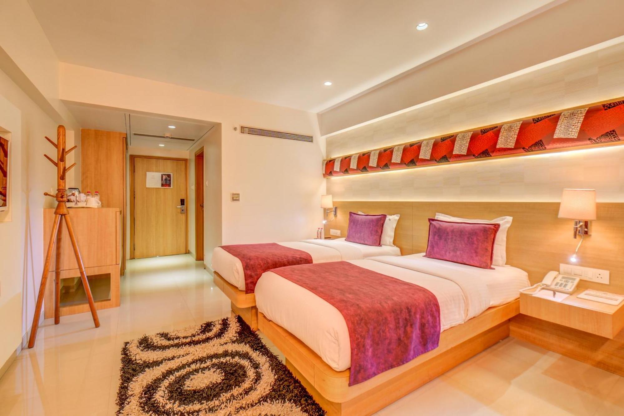 The Ssk Solitaire Hotel & Banquets Нашик Екстериор снимка