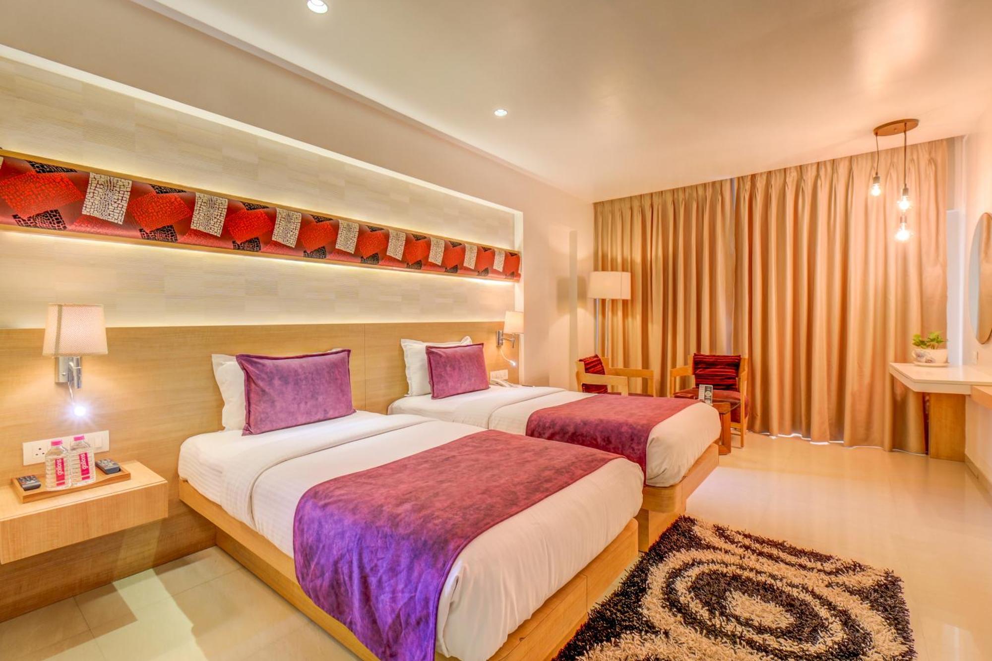 The Ssk Solitaire Hotel & Banquets Нашик Екстериор снимка